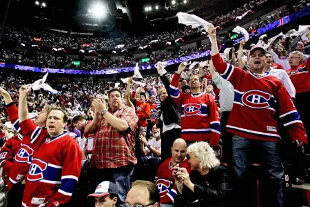 Flyers Canadiens faceoff Bell Centre crowd NHL